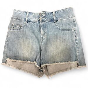 Novachic - L (165/74A) - Front Cut Light Wash Shorts